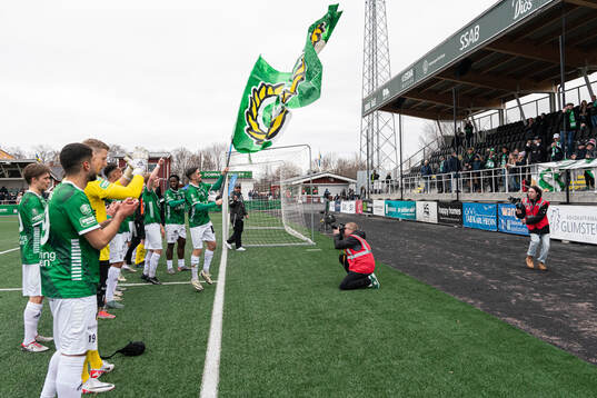 Brages spelare jublar