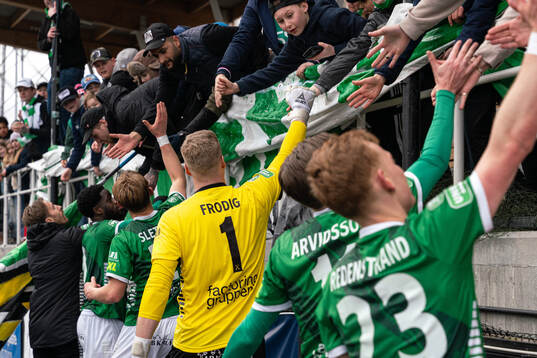 Brages målvakt Viktor Frodig jublar