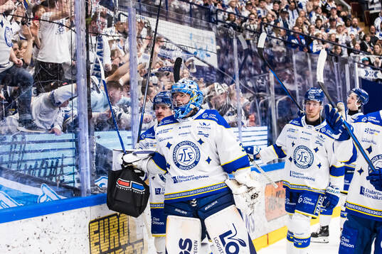Leksands målvakt Filip Larsson jublar