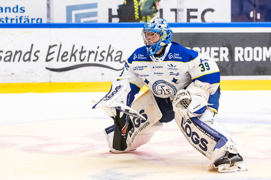 Leksands målvakt Filip Larsson jublar