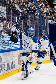 Leksands målvakt Filip Larsson jublar