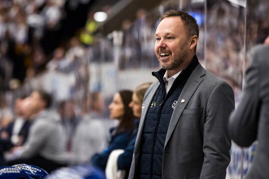 Leksands assisterande tränare Mikael Karlberg jublar
