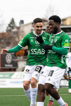 Brages Emil Tot Wikström och Kevin Appiah Nyarko jublar