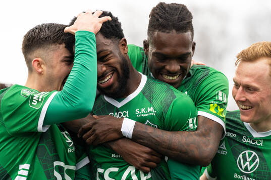 Brages Emil Tot Wikström och Kevin Appiah Nyarko jublar