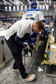 Leksands materialförvaltare Jonas Levén byter skenor på