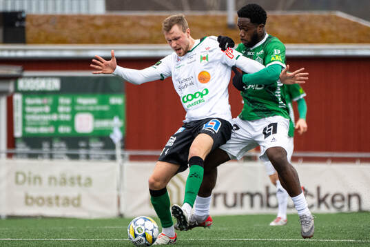 Varbergs Niklas Dahlström och Brages Kevin Appiah Nyarko