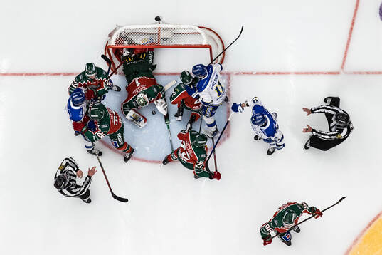 Frölundas målvakt Lars Johansson Leksands Jon Knuts och