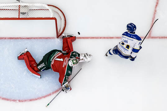 Leksands Oskar Lang och Frölundas målvakt Lars Johansson