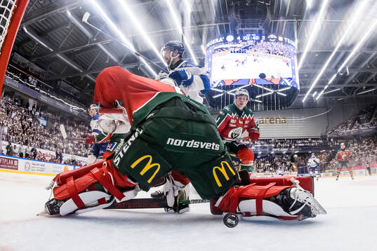 Leksands Max Veronneau och Frölundas målvakt Lars