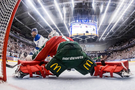 Frölundas målvakt Lars Johansson räddar straff från