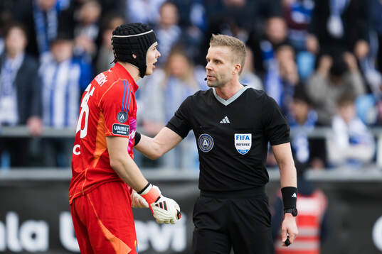 Djurgårdens målvakt Jacob Widell Zetterström och Domare