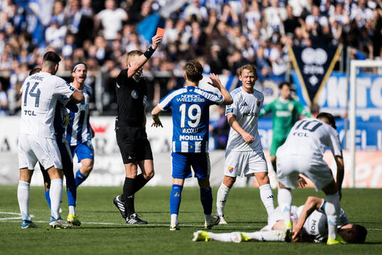 Domare Glenn Nyberg ger rött kort till IFK Göteborgs