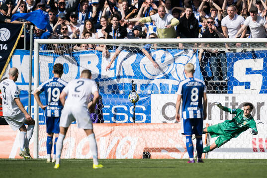 Djurgårdens Marcus Danielson skjuter in 0-1 målet på