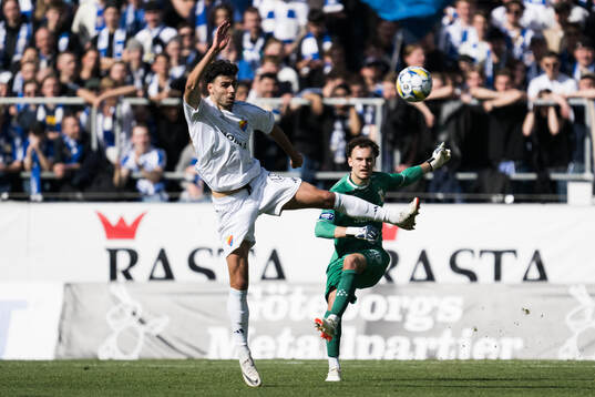 Djurgårdens Deniz Hummet och IFK Göteborgs målvakt Elis