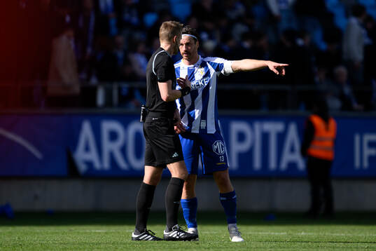 IFK Göteborgs Gustav Svensson pratar med Domare Glenn
