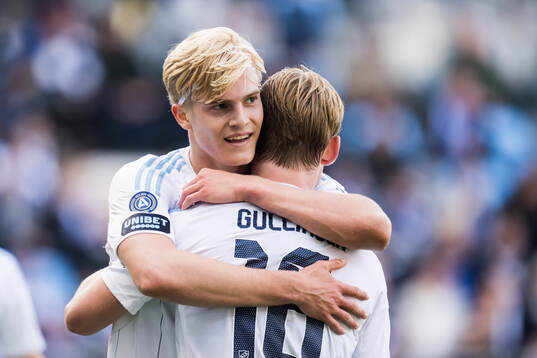 Djurgårdens Lucas Bergvall och Tobias Gulliksen jublar
