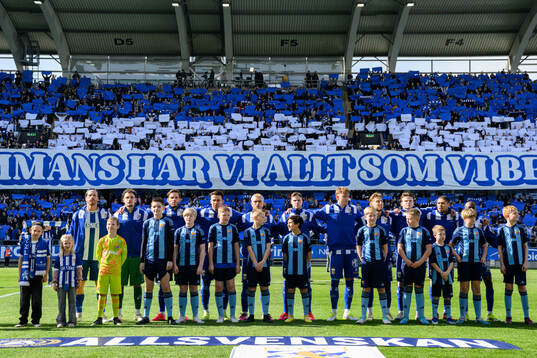 IFK Göteborgs spelare vidlineup innan fotbollsmatchen i