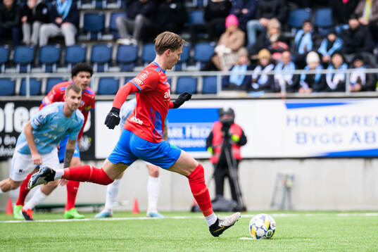 Helsingborgs Taylor Silverholt gör 0-1 på straff