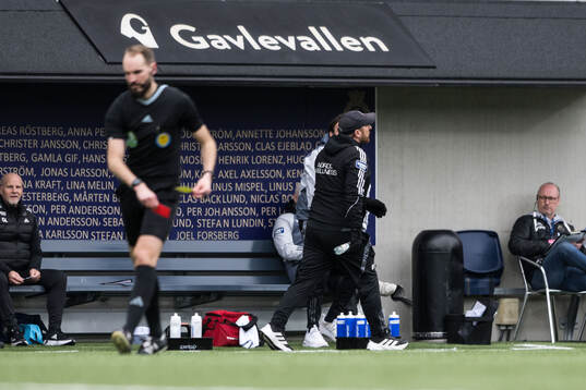 Gefles tränare Mikael Bengtsson lämnar planen