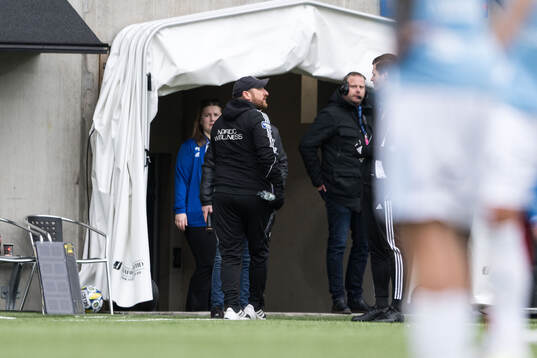 Gefles tränare Mikael Bengtsson lämnar planen