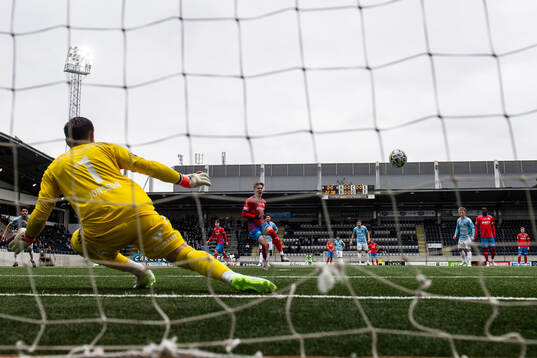 Helsingborgs Taylor Silverholt gör 0-1 bakom Gefles