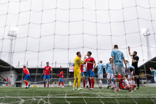 Gefles målvakt Oscar Jonsson i diskussion med Helsingborgs