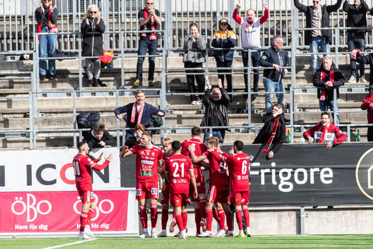 Skövde AIKs Mikael Mörk jublar med lagkamrater