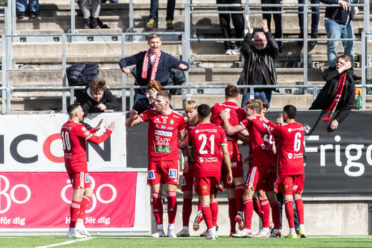 Skövde AIKs Mikael Mörk jublar med lagkamrater
