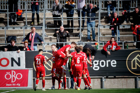 Skövde AIKs Mikael Mörk jublar vid 0-1