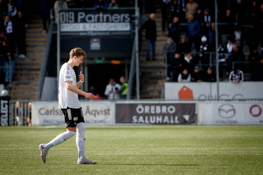 Örebros Erik Mc Cue deppar och lämnar planen
