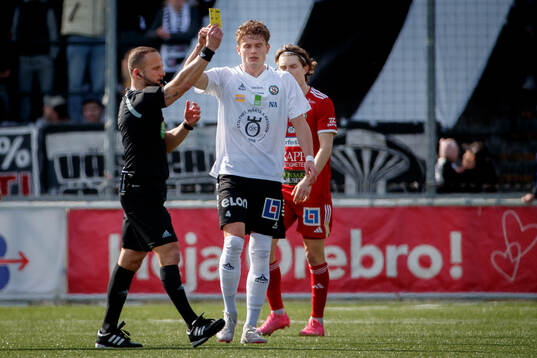Örebros Erik Mc Cue får gult kort