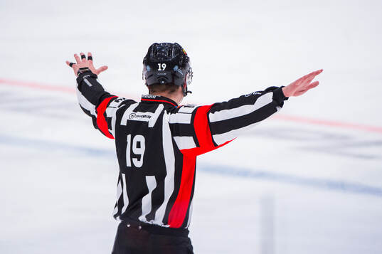 Domare David Laksola signalerar bortdömt mål