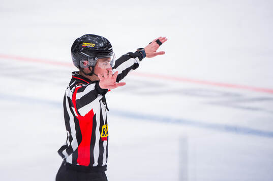 Domare David Laksola signalerar bortdömt mål