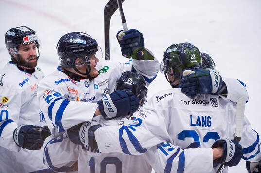 Karlskogas Andre Edvardsen Simen jublar med lagkamrater
