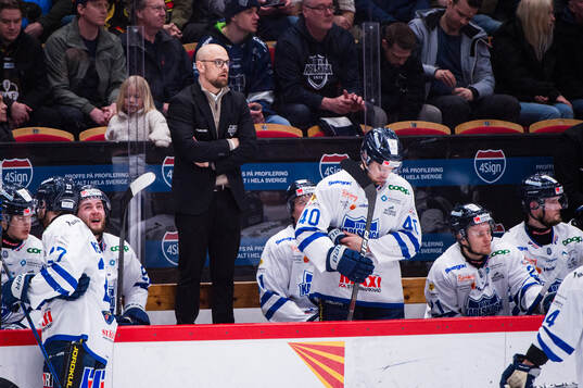 Karlskogas tränare Dennis Hall