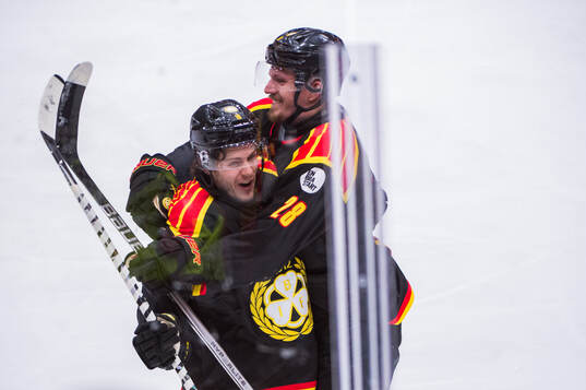Brynäs Tyler Kelleher och Johannes Kinnvall jublar