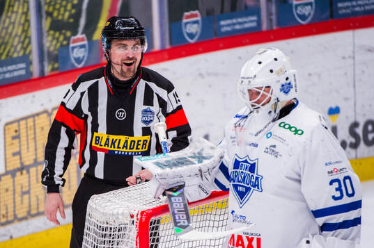 Domare David Laksola och Karlskogas målvakt Victor