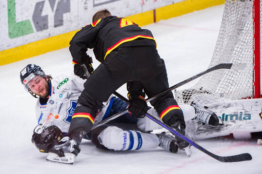 Karlskogas Måns Krämer och Brynäs Greg Scott