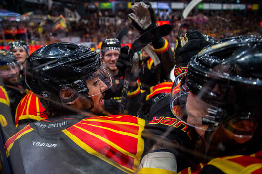 Brynäs Tyler Vesel jublar med lagkamrater