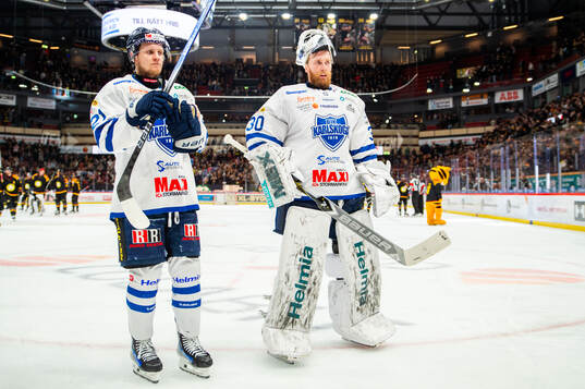 Karlskogas Filip Sveningsson och målvakt Victor
