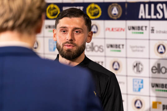 Elfsborgs Arber Zeneli ntervjuas av Discovery