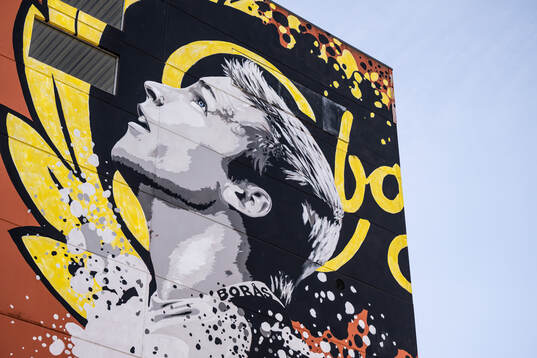 Detaljbild Borås Arena med muralmålning föreställande