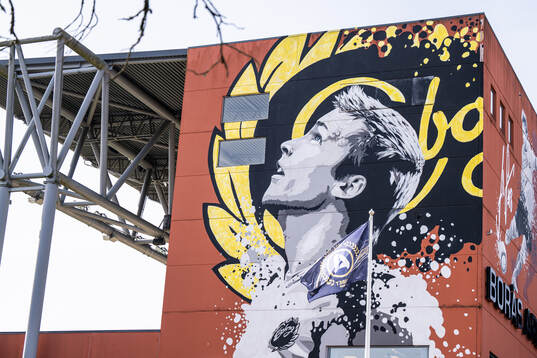 Detaljbild Borås Arena med muralmålning föreställande