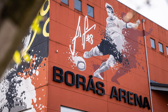 Detaljbild Borås Arena med muralmålning föreställande