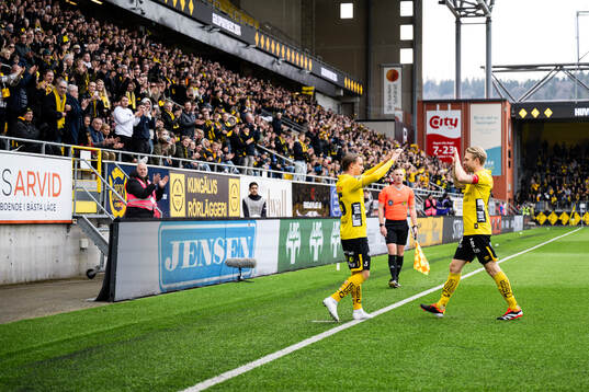 Elfsborgs Simon Hedlund jublar med Johan Larsson