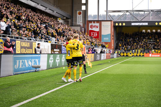 Elfsborgs Simon Hedlund jublar med Johan Larsson