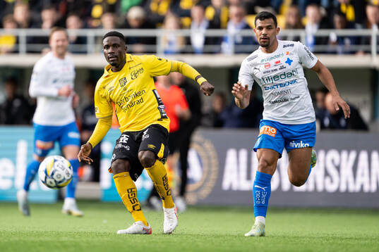 Elfsborgs Michael Baidoo och Värnamos Wenderson Oliveira