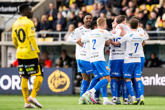 Värnamos Ajdin Zeljkovic jublar med lagkamrater