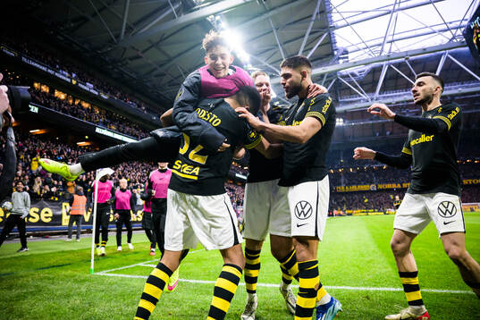 AIKs Rui Modesto jublar med Victor Andersson och Omar Faraj