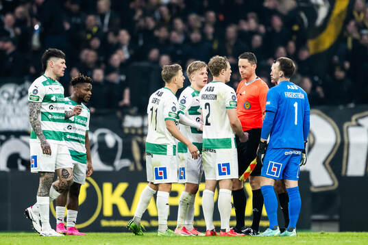 Västerås spelare i diskussion med Domare Granit Maqedonci